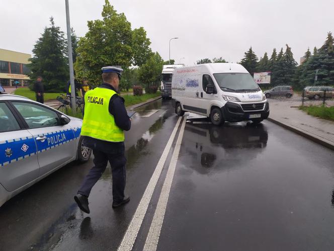 Poważny wypadek na ul. Czaplinieckiej w Bełchatowie. Rowerzysta wjechał wprost pod nadjeżdżającego busa