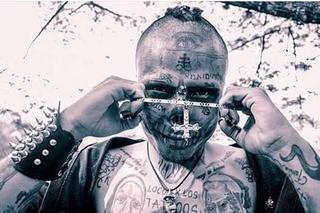 Mężczyzna usunął nos i uszy, aby wyglądać jak żywy trup