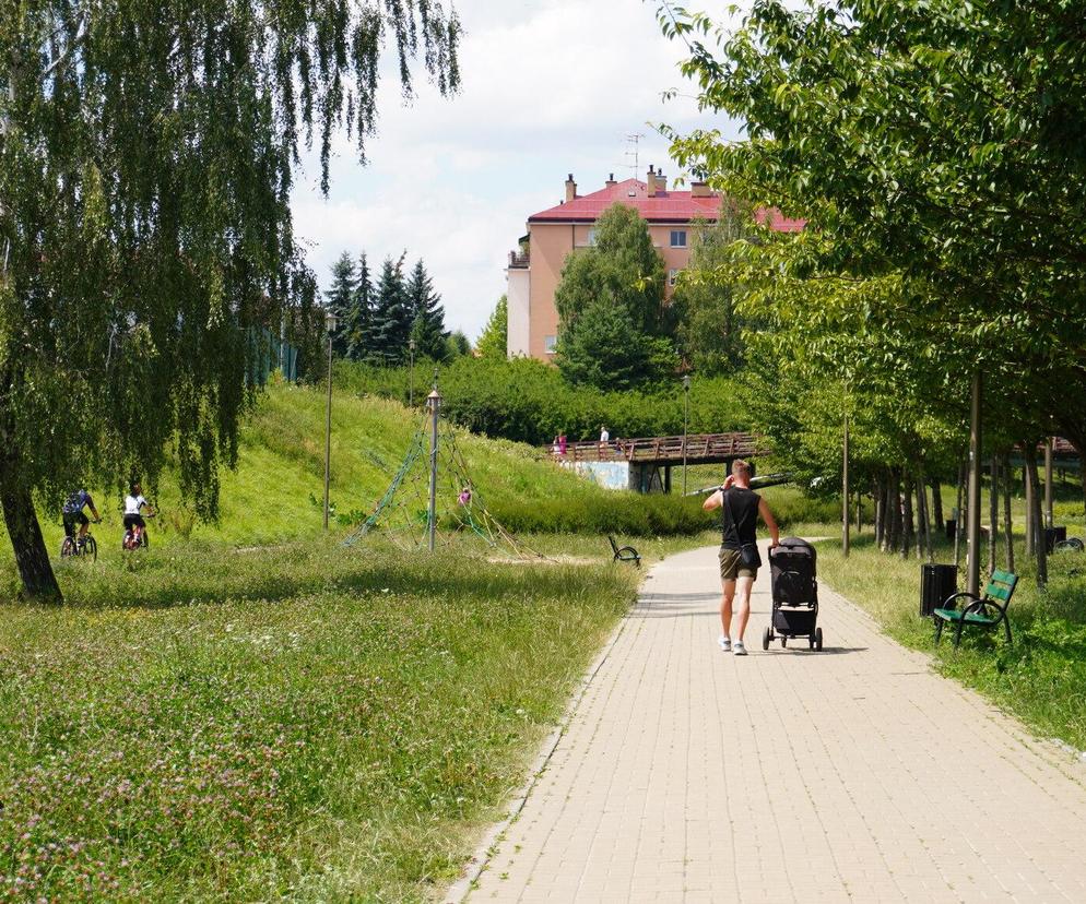 Lublin. „Filary porośnięte bluszczem” i nie tylko. Park Jana Pawła II w lipcowej odsłonie