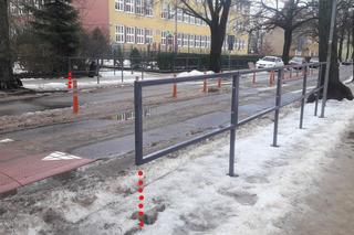 Drogowa bzdura roku w Olsztynie? Olsztyński radny krytykuje las słupków i ciąg barierek [ZDJĘCIA]