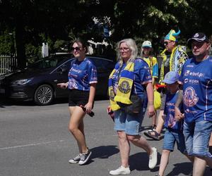 Przemarsz kibiców Stali Gorzów przed meczem z Falubazem Zielona Góra