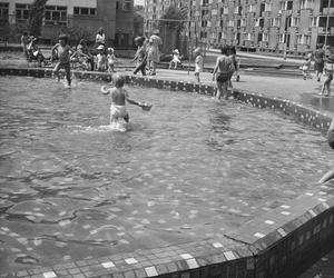 Plac zabaw z basenem na Osiedlu Szmulowizna w Warszawie 1973-1978