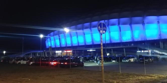 Nielegalny zlot samochodów w okolicach stadionu Lecha Poznań przy Bułgarskiej