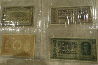 Przedmioty kolekcjonerskie zatrzymane na granicy. Monety, banknoty i odznaczenia przewożone nielegalnie. 