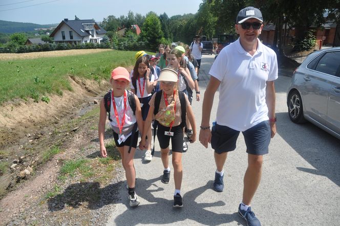 Turyści w Nowej Słupi i na Świętym Krzyżu