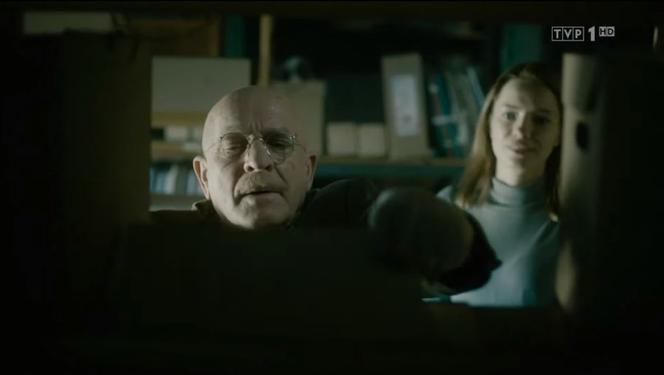 Archiwista, odc. 1. Henryk Mikos (Henryk Talar), aspirant Zuzanna Wasiluk (Paulina Gałązka)