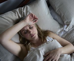 Budzisz się w nocy w mokrej pościeli? Zobacz, kiedy to tylko stres, a kiedy groźny sygnał choroby