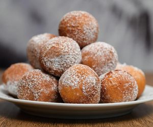 Dietetyczne mini pączki w 15 minut? Oto fit przepis na pyszne pączusie na maślance