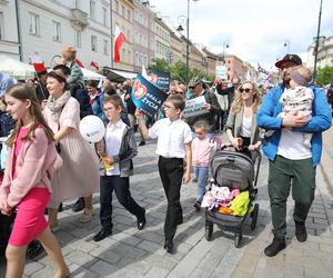 Pochód wyruszył z placu Zamkowego w Warszawie. Narodowy Marsz Życia pod hasłem Niech Żyje Polska! - jak podkreślają organizatorzy - jest manifestacją sprzeciwu wobec ataków wymierzonych w małżeństwo, rodzinę i w „poczęte dzieci zagrożone aborcją”.