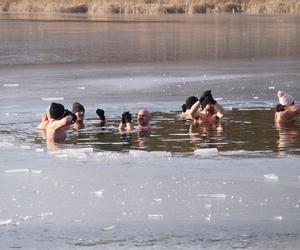 Lodowata woda im niestraszna! Za nami kolejne morsowanie w Pieckach pod Bydgoszczą