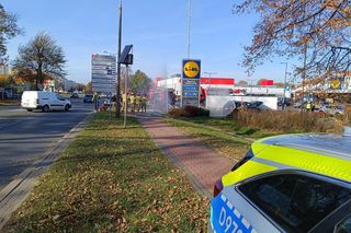Puławy. Kierowca audi zasłabł i wjechał w paczkomat uszkadzając zawór gazu. Ewakuacja sklepu Lidl