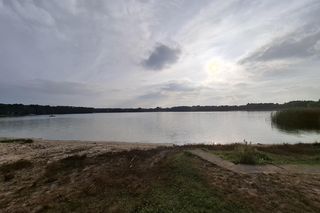 Spokojne wrześniowe popołudnie nad Jeziorem Bialskim w Białce