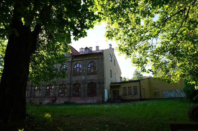 Stara żydowska szkoła w centrum Białegostoku. To ceglany zabytkowy budynek z początków XX wieku