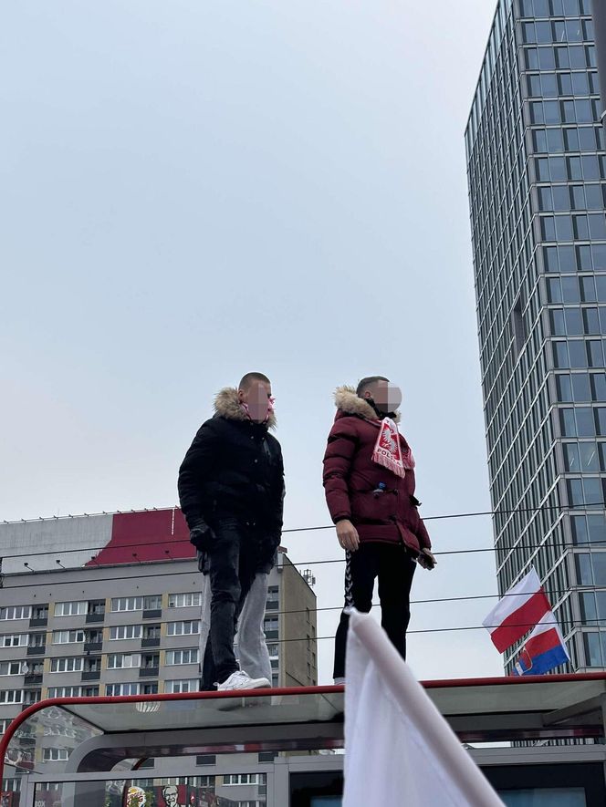 Uczestnicy Marszu Niepodległości weszli na przystanek autobusowy