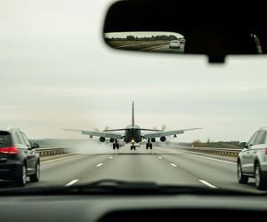 Samolot lądował na autostradzie. Piloci cudem uniknęli tragedii