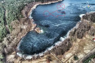Na termometrach 15 stopni, a na środku jeziora wędkarz łowi w przeręblu! Pokazuje go zdjęcie z drona!