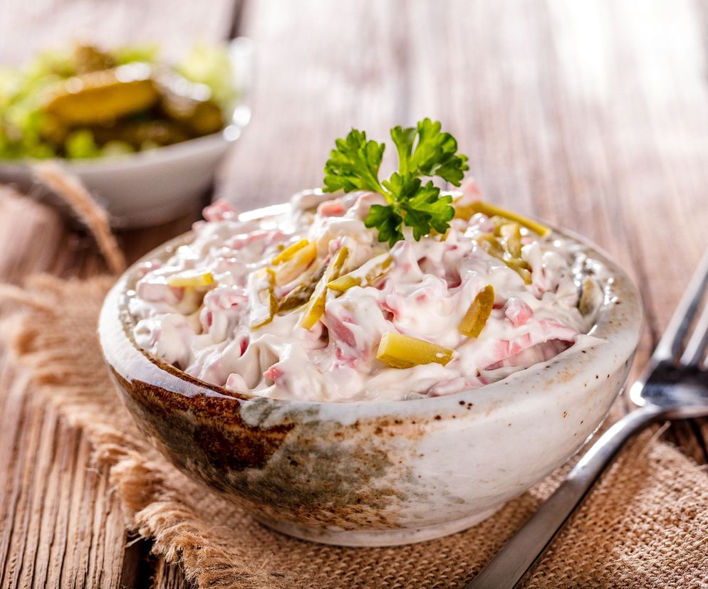 Sałatka z mortadelą: przepis  Magdy Gessler na sałatkę szwabską