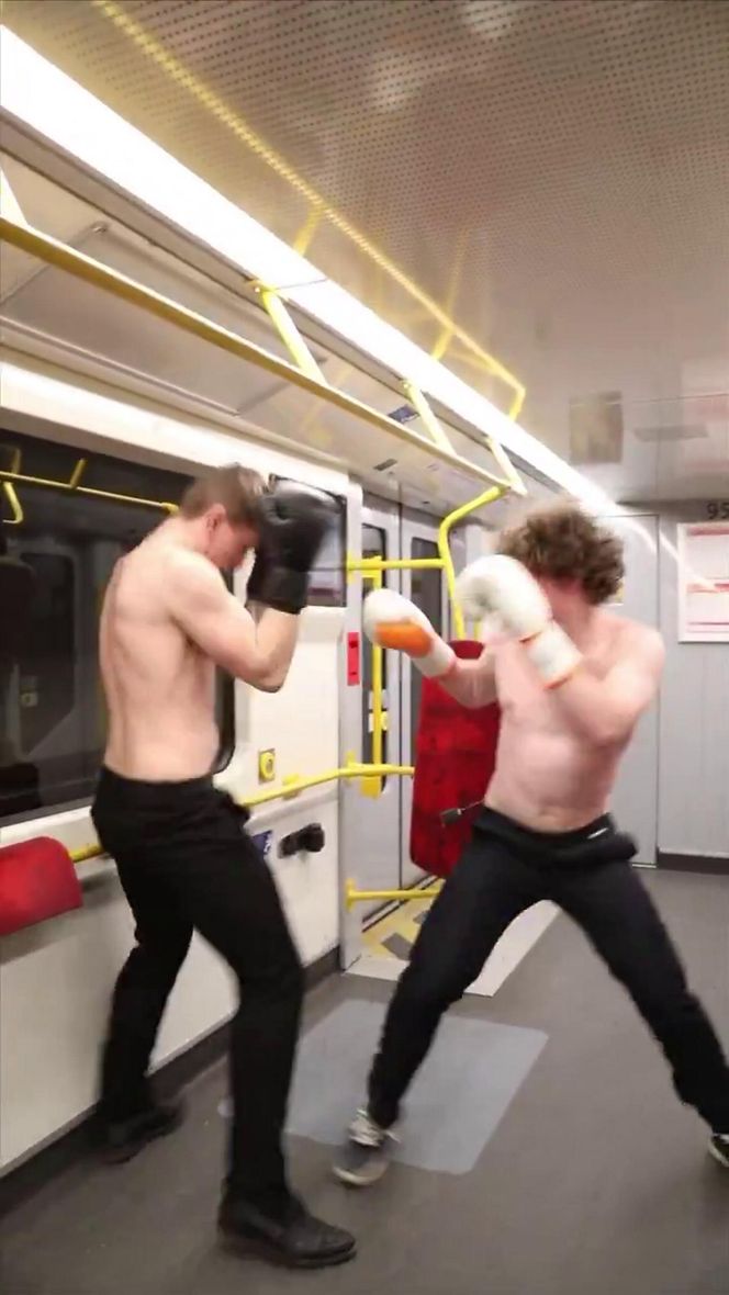Nielegalna walka w metrze w Warszawie. Szokujące sceny w pociągu! 