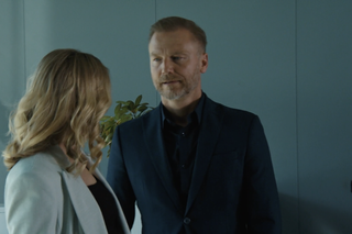 M jak miłość, odcinek 1691: Julia (Marta Chodorowska), Andrzej Budzyński (Krystian Wieczorek)