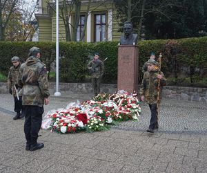 Święto Niepodległości w Szczecinie - złożenie kwiatów pod pomnikiem Piłsudskiego