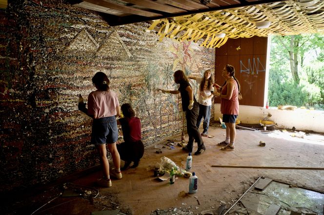 Czyszczenie mozaiki w Kiekrzu z bazgrołów