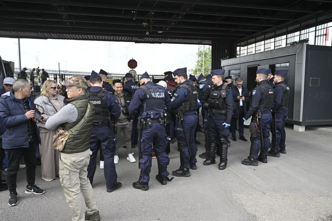 Komornicy na Modlińskiej. Nerwowe starcie przy hali na Białołęce. Ostry konflikt kupców z zarządcą hali
