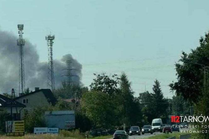 Pożar w zakładzie produkcyjnym Bruk-Bet w Tarnowie. Trwa akcja gaśnicza!