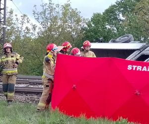 Tragedia na przejeździe kolejowym. Potworny wypadek, w którym zginęła jedna osoba