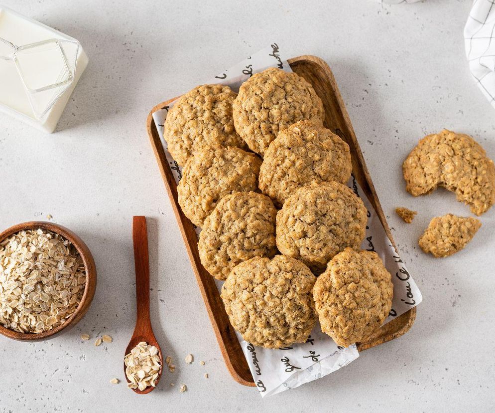 Wegański przepis na ciasteczka owsiane skradł moje serce. Robię je z 3 składników i są gotowe w 15 minut 