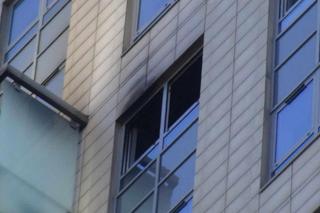 Wstrząsający pożar w wieżowcu na Woli. Jedna osoba spłonęła, druga wyskoczyła z 15. piętra 