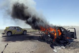 Rajd Dakar 2014. Ogień na trasie, spłonął samochód