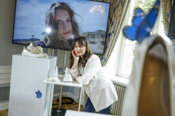 Gwiazdy pozują z butami. Więdłocha ma nową fuchę, Andrzejewicz w ogromnej marynarce, Kostka jak pani wiosna