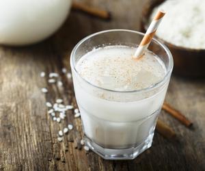 Redukuje stres, obniża cholesterol i wzmacnia paznokcie. Orzeźwiający napój z 3 składników