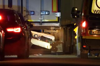 Kierowca toyoty nie przeżył potwornego uderzenia. Jego auto wbiło się w tył naczepy. Policjanci nie wykluczają jednego…