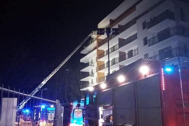 Dramatyczna akcja ratunkowa w Kołobrzegu. Pożar apartamentu spowodowała ładowarka