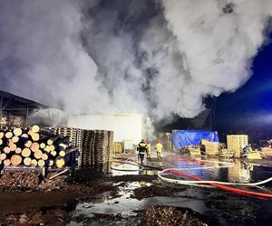 Ogromny pożar w Tucznie.  Na miejscu pracowało 31 zastępów straży pożarnej!