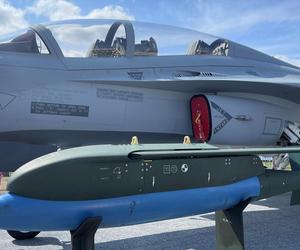 Bombs JDAM-ER na tle FA-50GF na ekspozycji Radom Air Show 2023