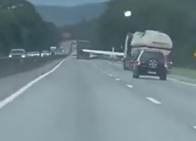 Samolot lądował na zatłoczonej trasie między autami! Wideo mrozi krew w żyłach
