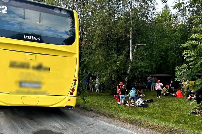 Niebezpieczny wypadek w Karpaczu! Ponad 20 osób rannych w wyniku zderzenia osobówki z autobusem 