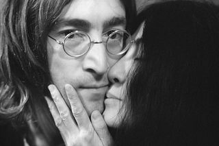 Yoko Ono wiedziała, że John Lennon przed śmiercią był w niebezpieczeństwie! Książka przedstawia zaskakujące fakty