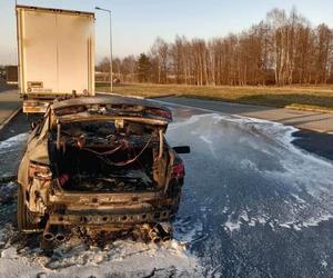 Pożar audi na węźle autostradowym Tarnów-Krzyż