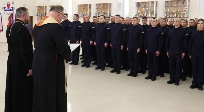 W lubelskiej policji jest więcej mundurowych. Za nimi uroczyste ślubowanie