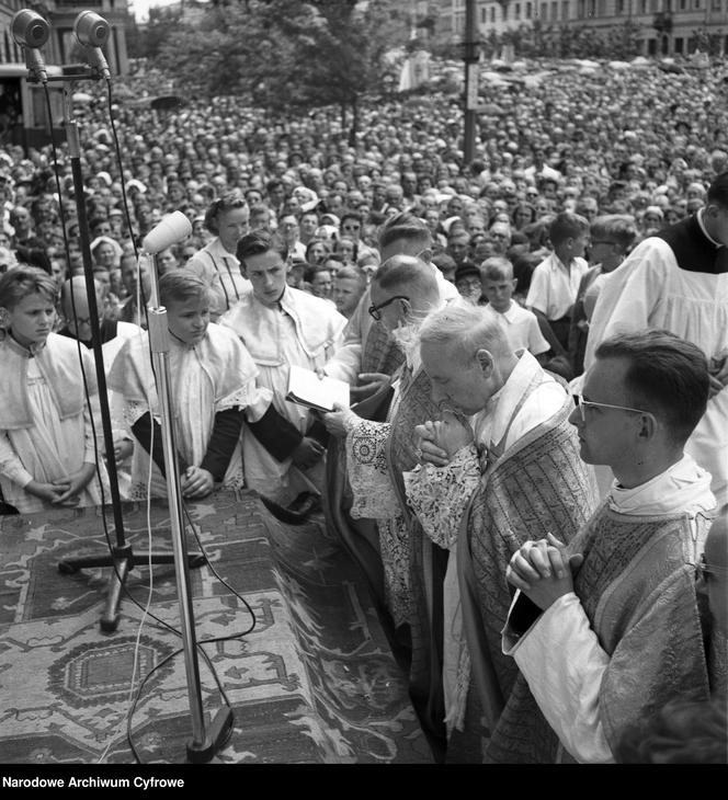 Uroczystość Bożego Ciała w Warszawie celebrowana przez Prymasa Polski kardynała Stefana Wyszyńskiego - 1957 rok