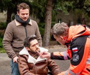 Na sygnale odc. 696. Nowy (Kamil Wodka), Wiktor Banach (Wojciech Kuliński), Luigi (Saverio Fabbri)