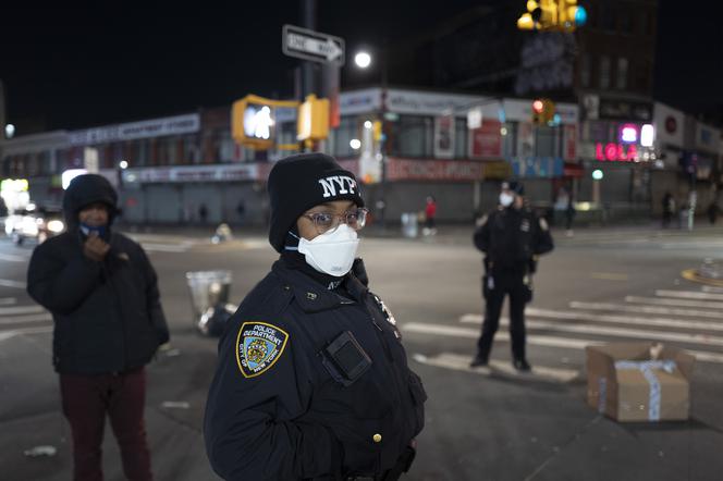 Nowy Jork przebada na obecność wirusa ochroniarzy, ekspedientów i śmieciarzy