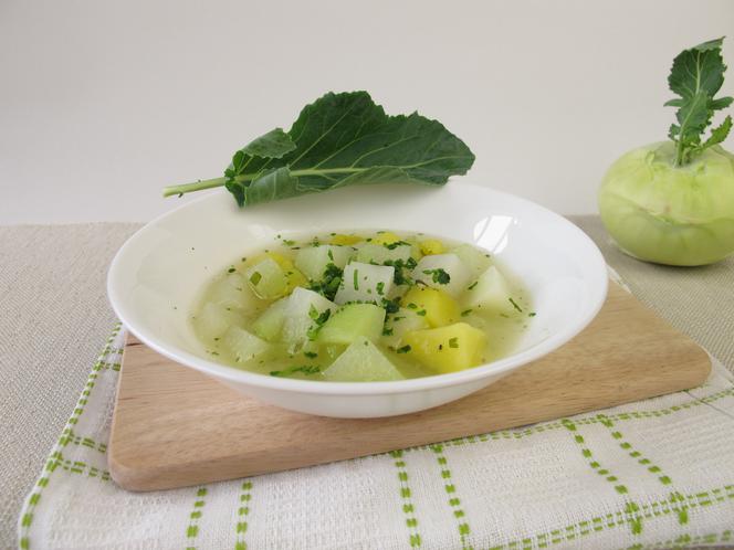 Pożywna zupa z kalarepy i ziemniaka: łatwy przepis z serkiem topionym