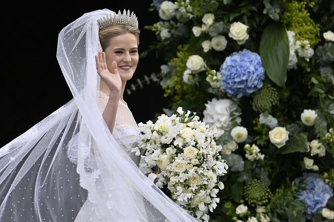 Królewska ceremonia pełna przepychu. Ślubna stylizacja Marii Karoliny podbija światowe media