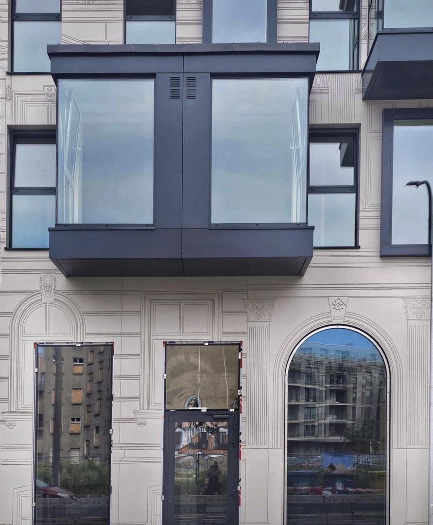 Nowa Kurkowa we Wrocławiu - zdjęcia elewacji i wnętrz budynku w trakcie prac wykończeniowych