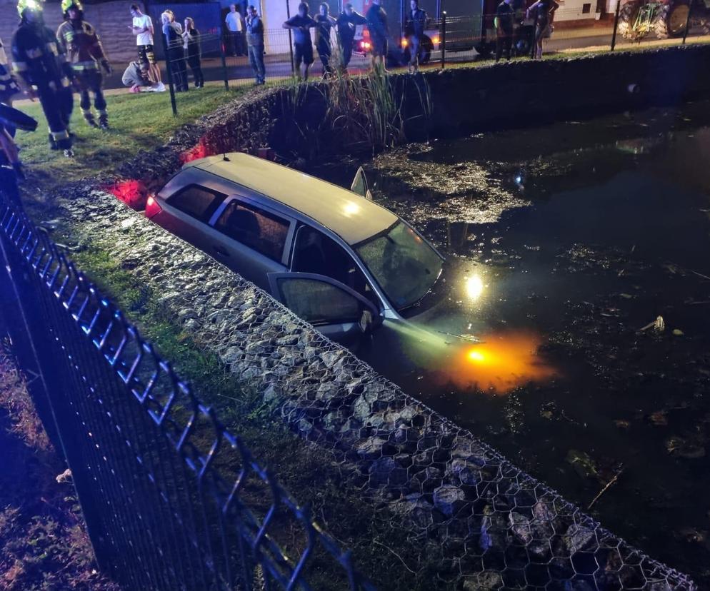 19-latek nie zapanował nad autem i wpadł do stawu! Policja ujawnia szczegóły [ZDJĘCIA]