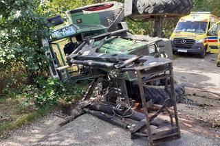 Zderzenie ciągnika z osobówką na drodze ze Szczuczyna do Niećkowa. Dwie osoby w szpitalu [ZDJĘCIA]